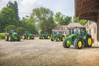 Skupina traktorů John Deere řady 6M